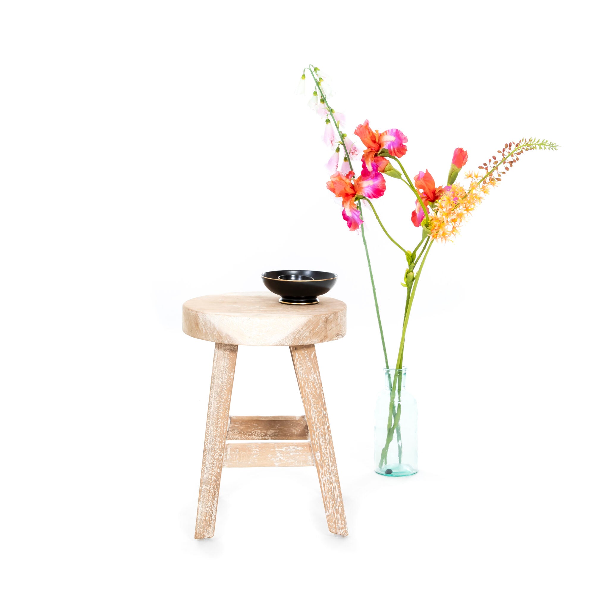 Ronde teak kruk Herma 45 cm hoog met zwarte bakjes en decoratieve bloemen en vaas