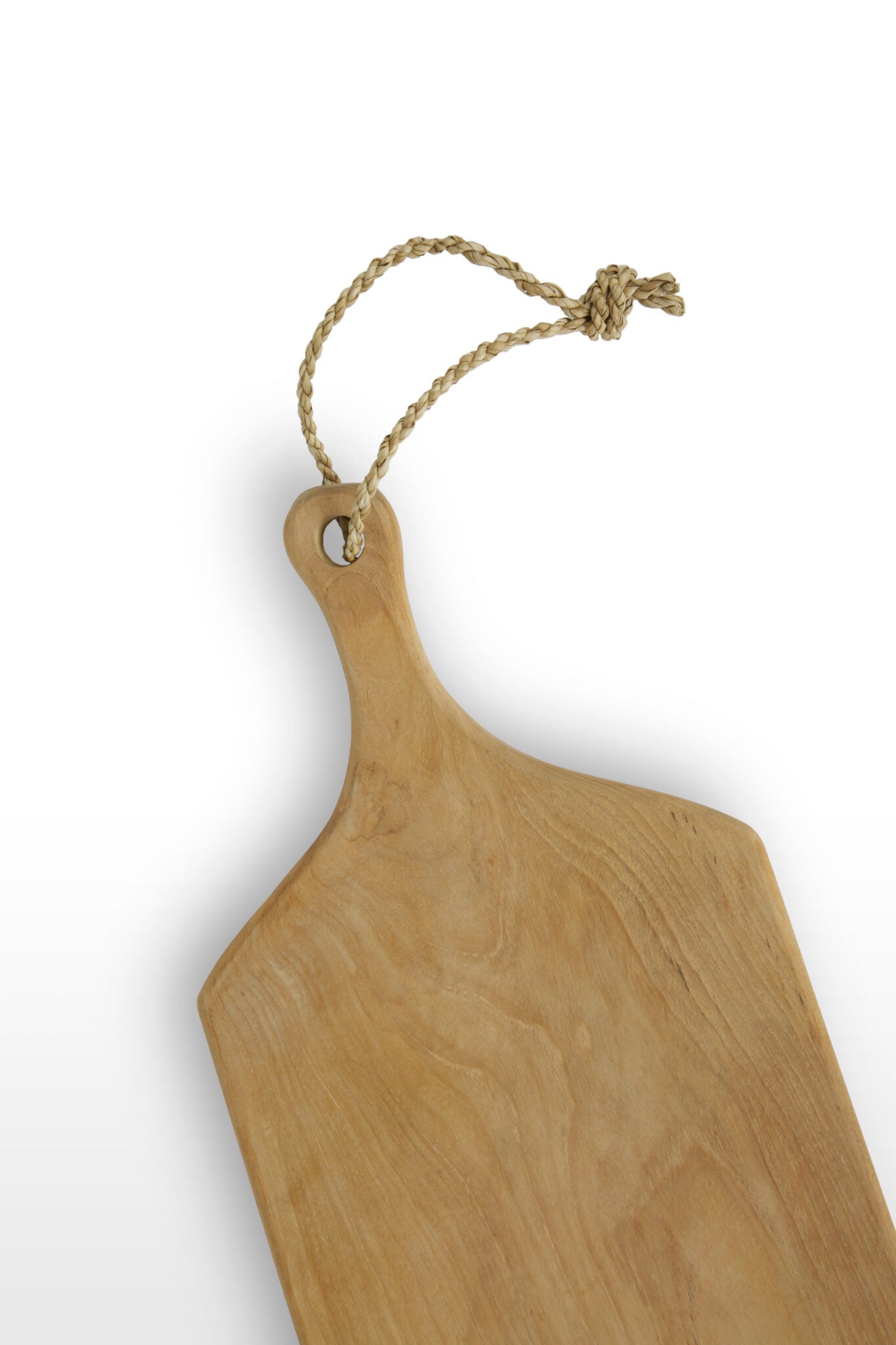 Detail van teakhouten borrelplank met ophangkoord.