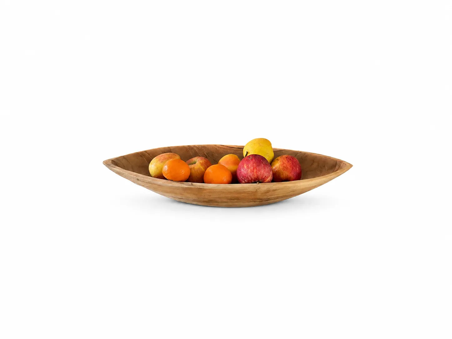Houten fruitschaal prauw met appels, mandarijnen en ander fruit