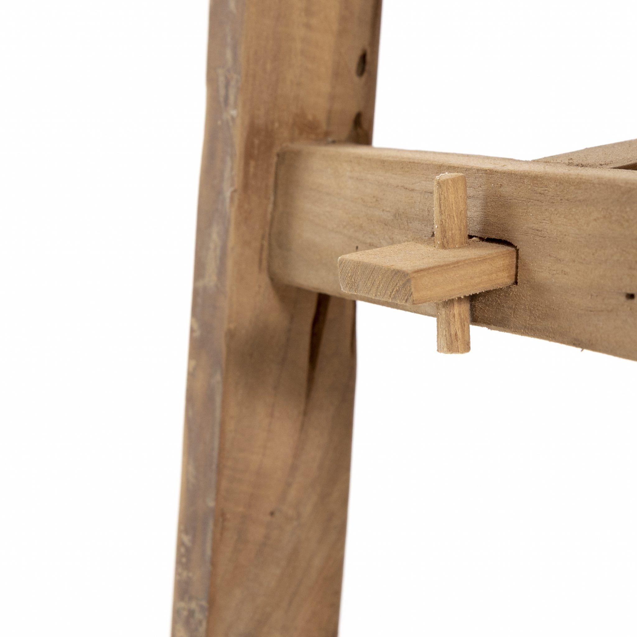 Detail van de houten pen-en-gatverbinding in het onderstel van Kruk Nang van teakhout