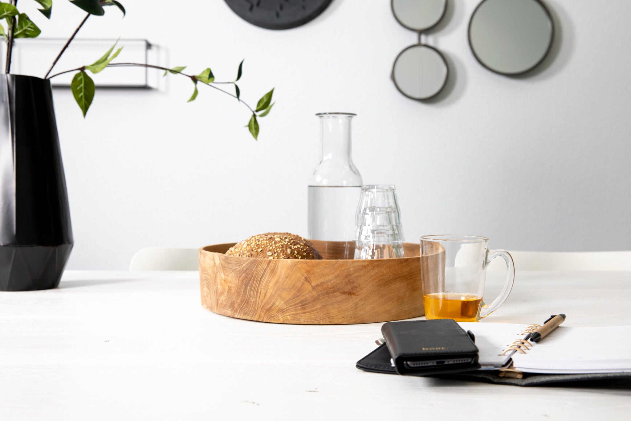 Schaal Moderna van teakhout opgesteld in een interieur, ø 35 cm