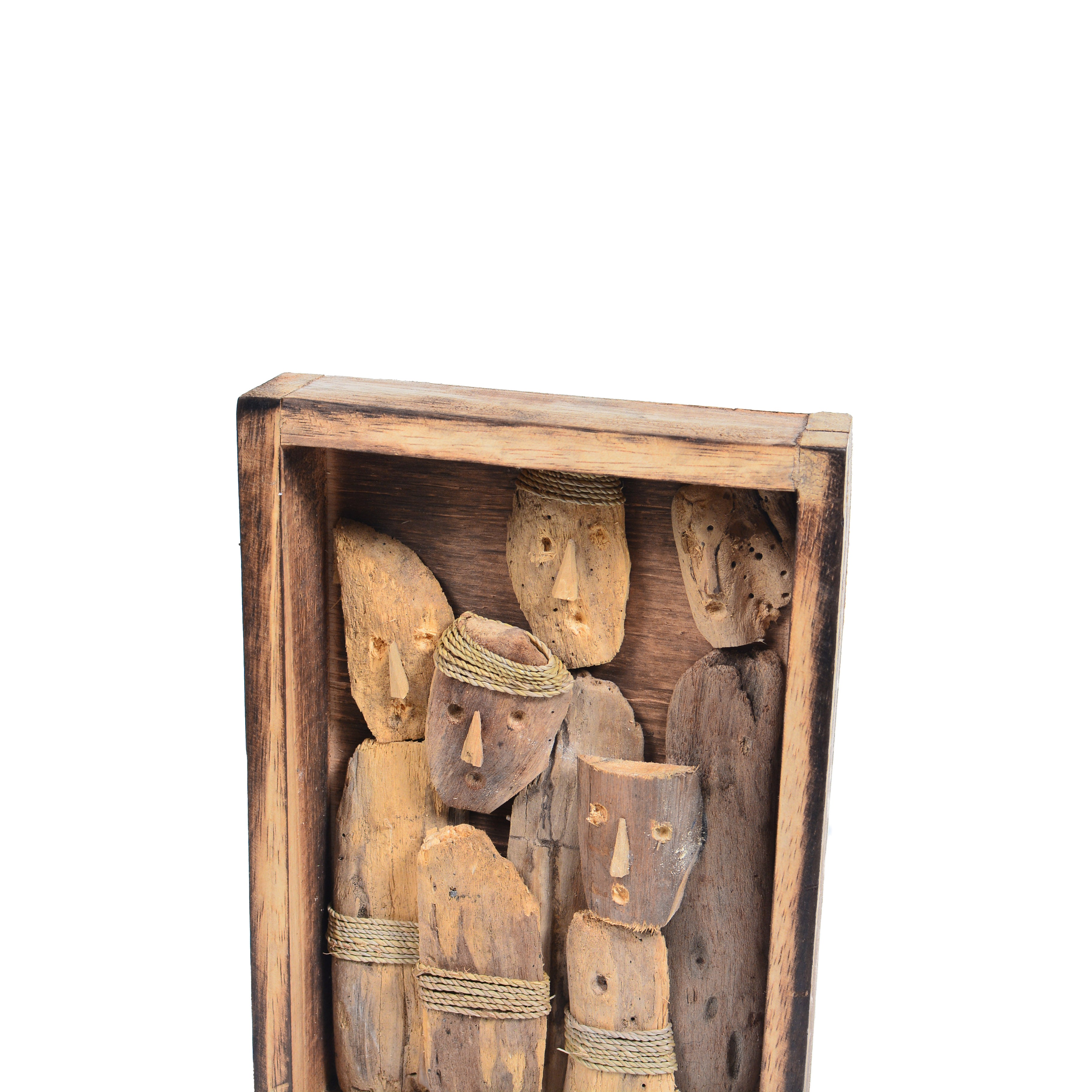Wanddecoratie Family van teakhout met handgesneden figuren in een houten lijst