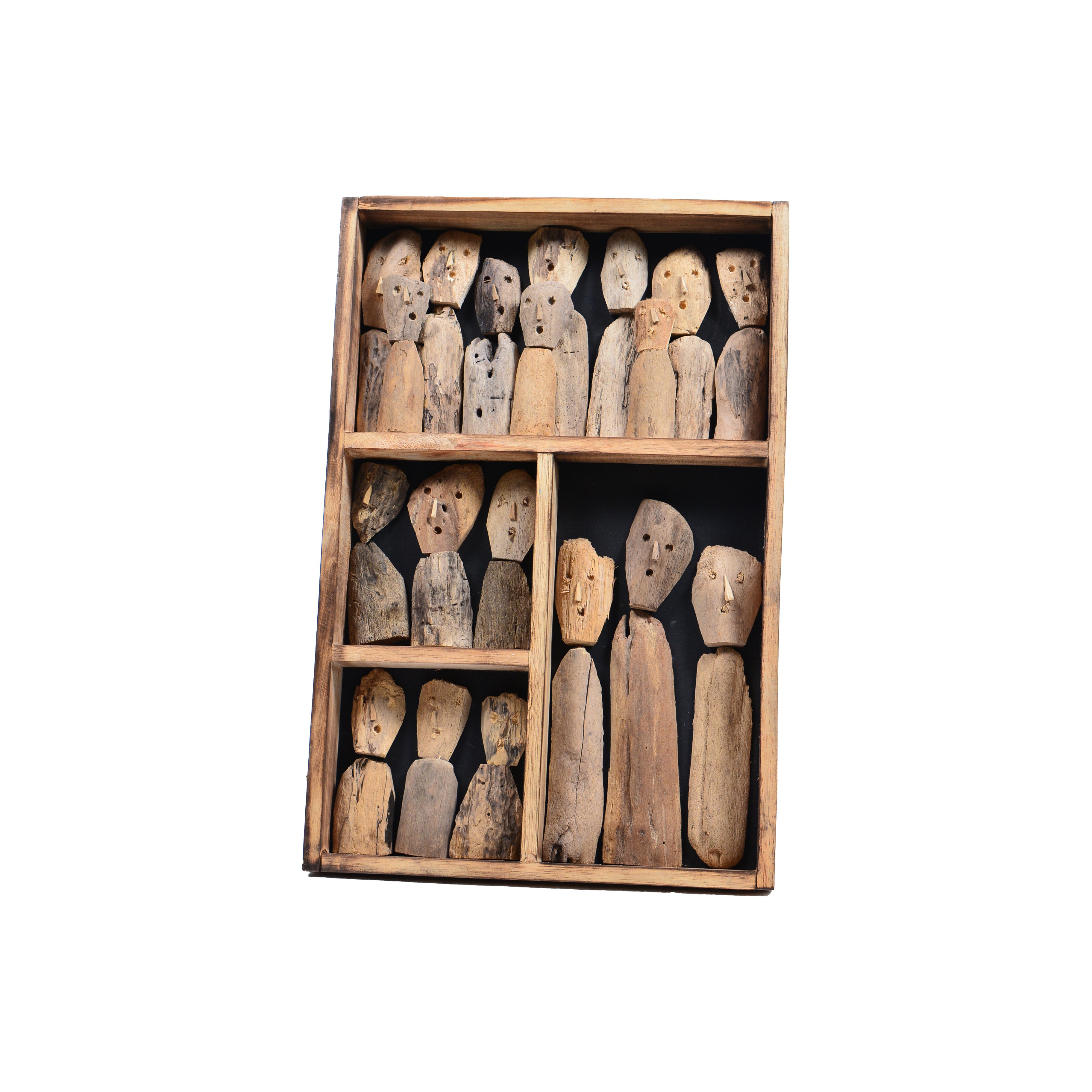 Handgesneden houten figuren in de lijst van Wanddecoratie Family van teakhout, schuin gezien