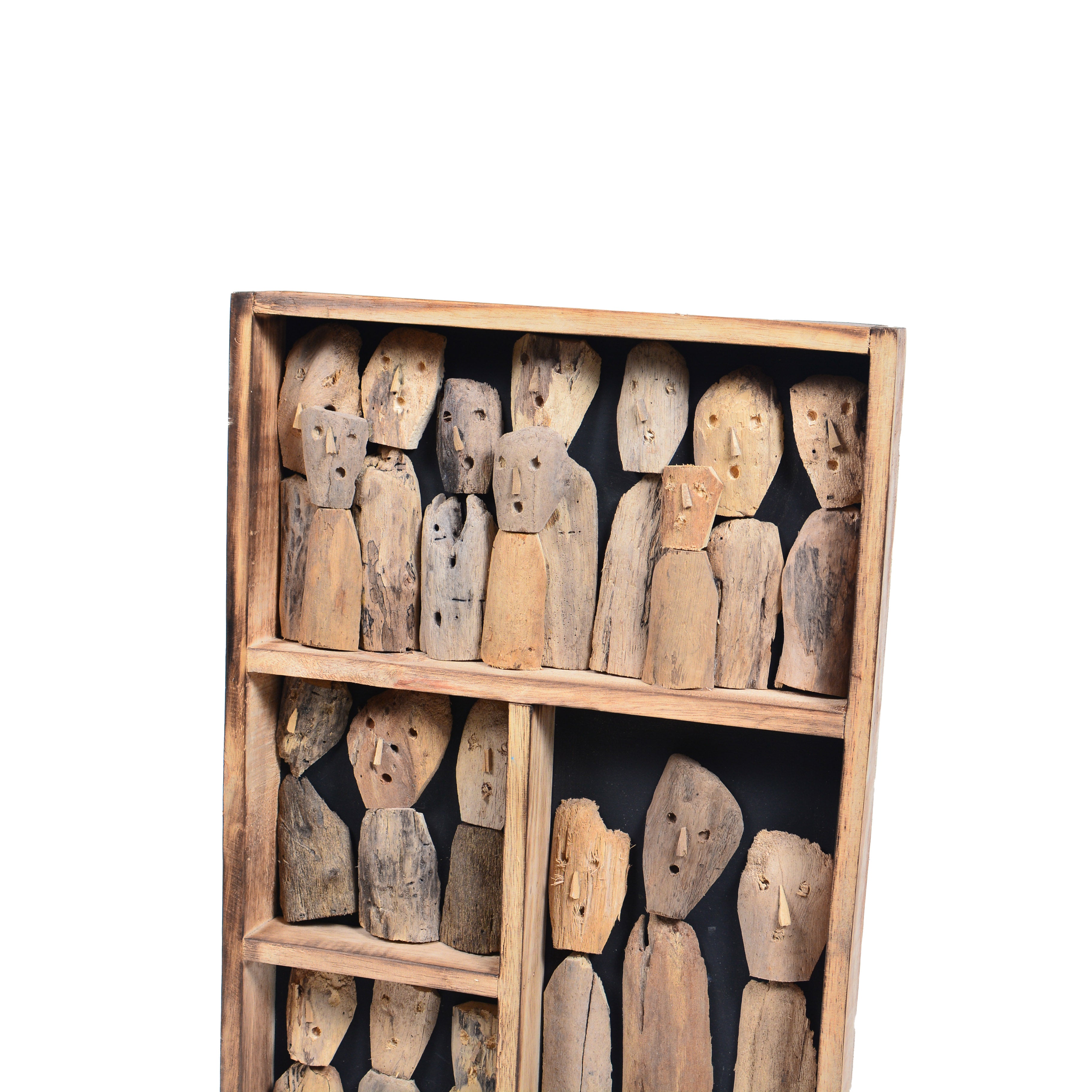 Wanddecoratie Family van teakhout met de figuren in vakken verdeeld