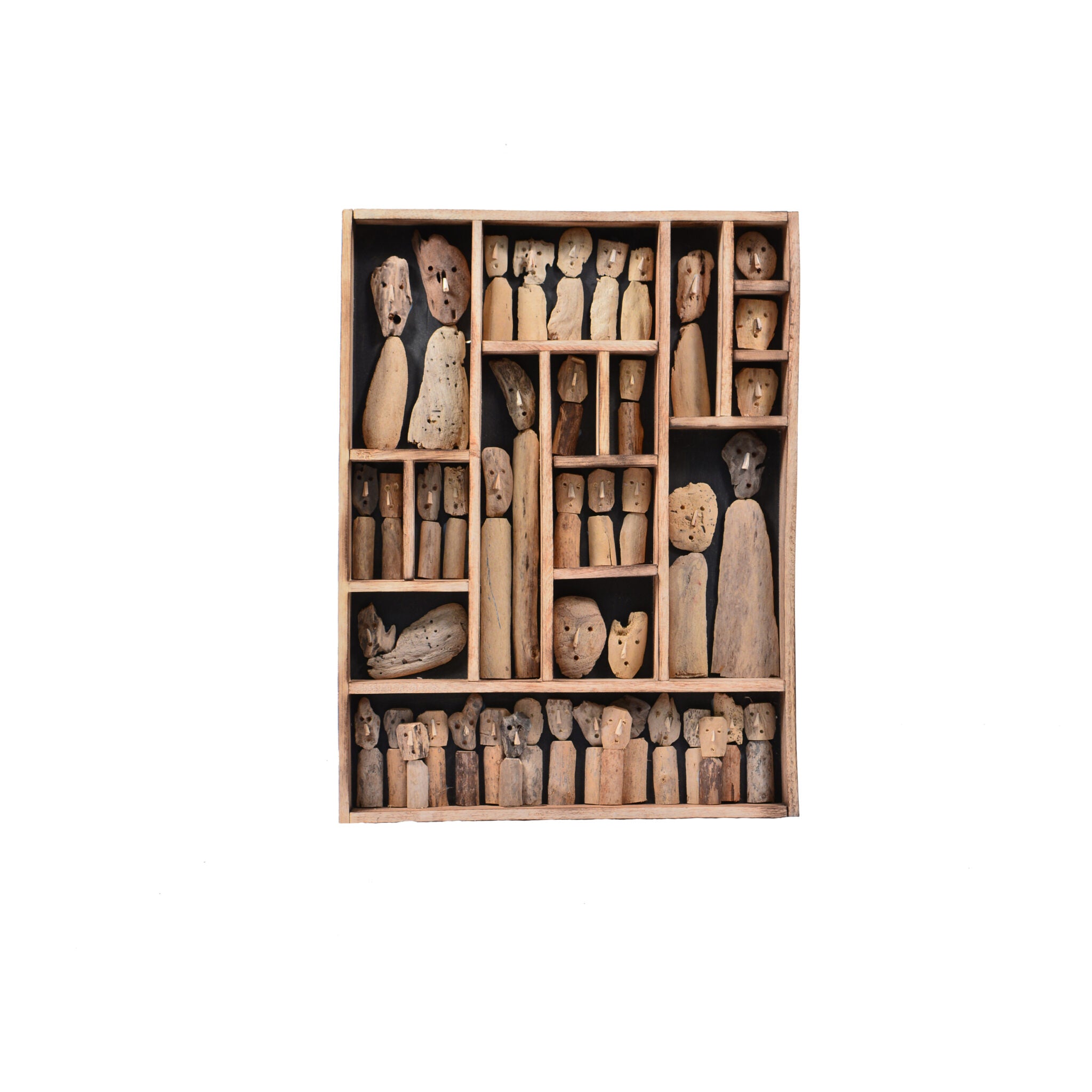 Wanddecoratie Family van teakhout met handgesneden figuren in een houten lijst