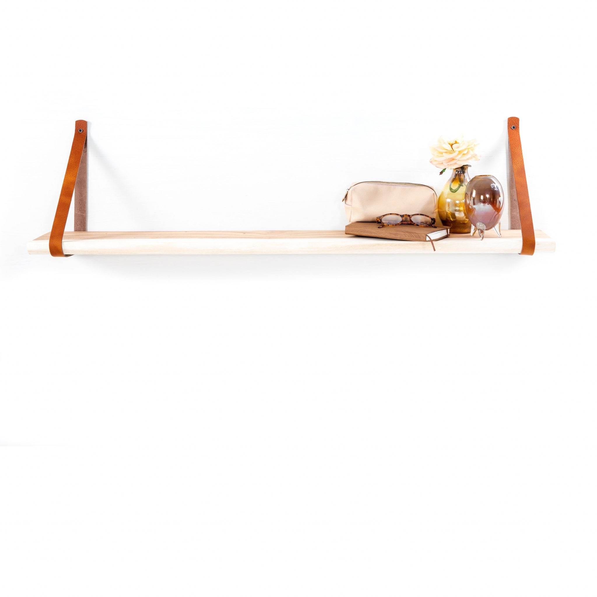 Wandplank Jari van teakhout opgesteld in een interieur