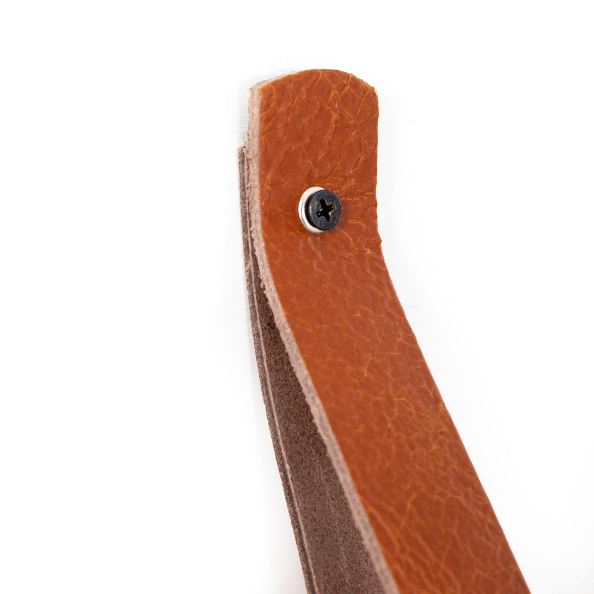 Detail van de leren plankdrager met metalen drukknoop