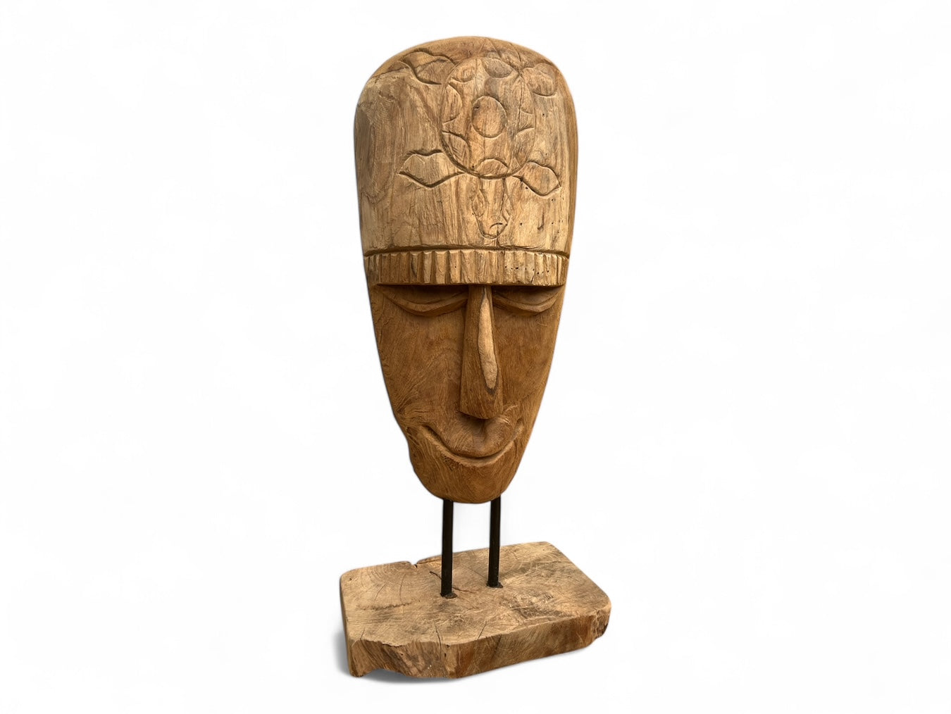 Handgemaakt Toraja masker van teakhout op metalen standaard uit Indonesië.